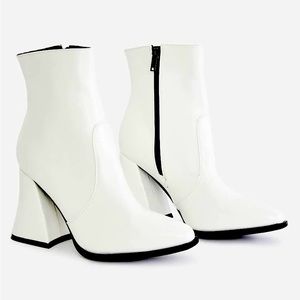 NWB Lamoda Boo Call My Assistant White Ankle Boots
